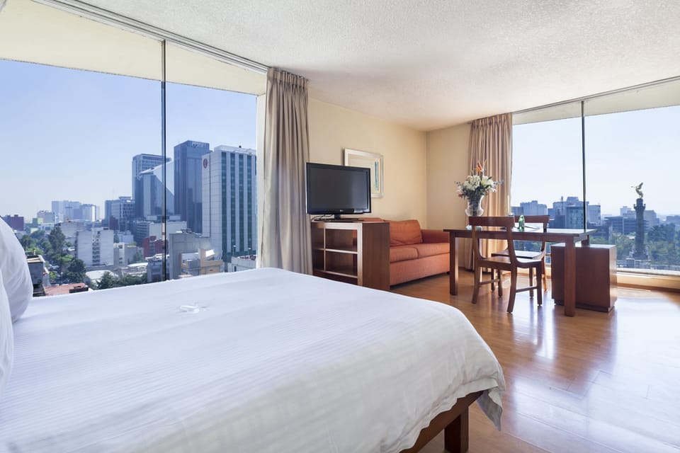 Suite con vistas al Ángel de la Independencia | In-room safe, desk, soundproofing, iron/ironing board