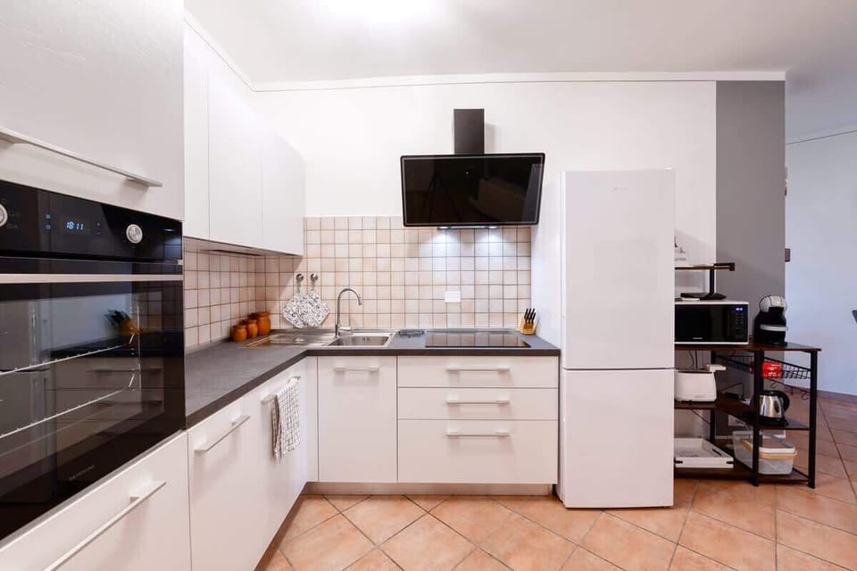 Cucina attrezzata di elettrodomestici