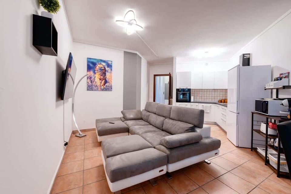 zona living con comodo divano e pouff