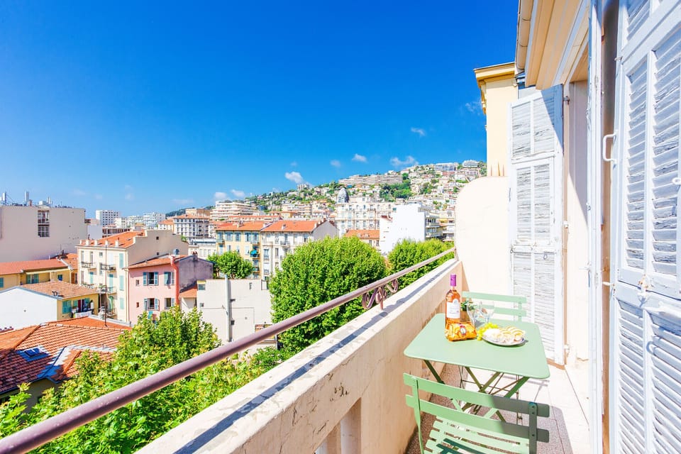 Balcony with dining area