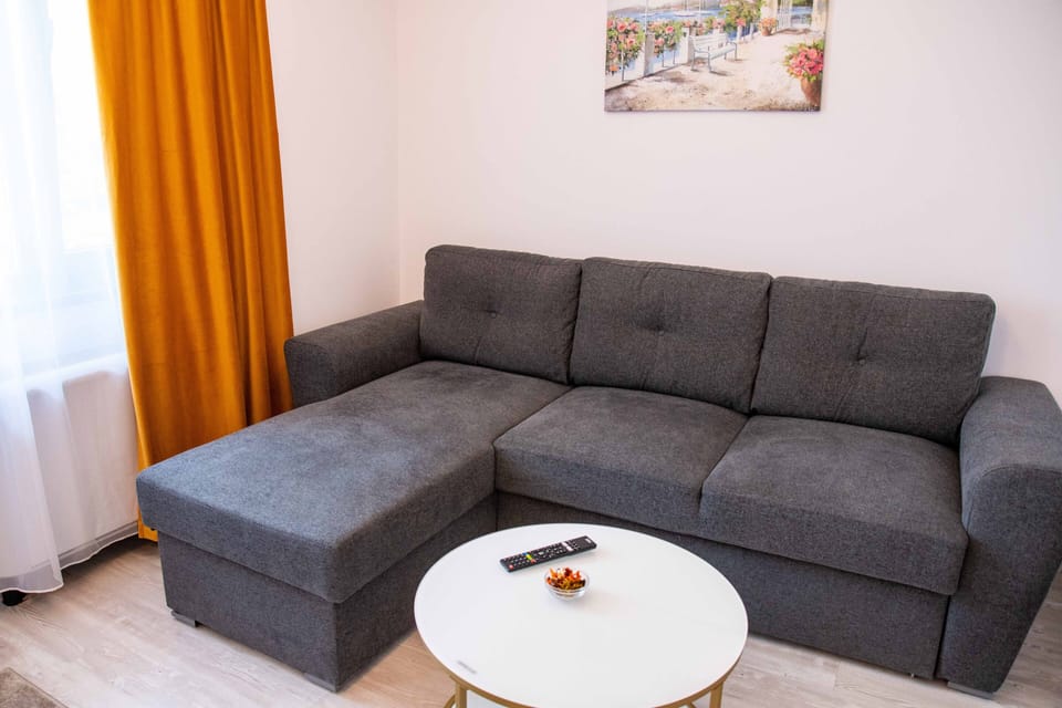 Classic Triple Room | Desk, free WiFi, bed sheets