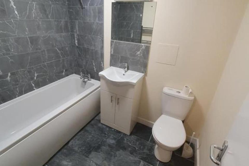 Combined shower/tub, deep soaking tub, hair dryer, towels