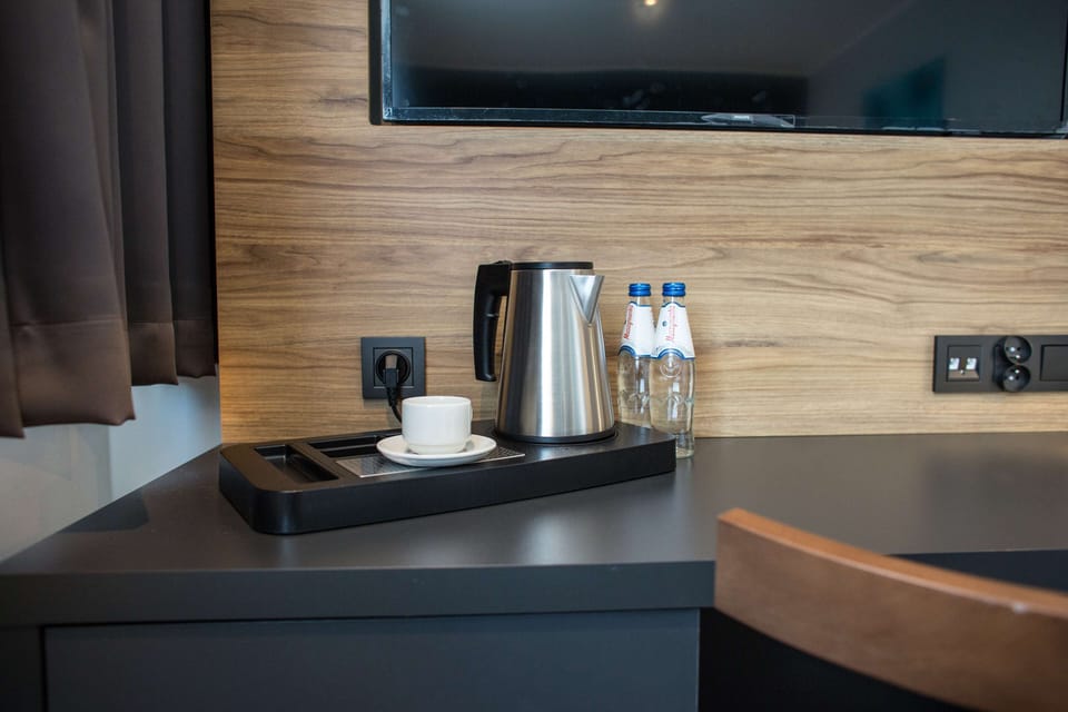 Hypo-allergenic bedding, in-room safe, desk, laptop workspace