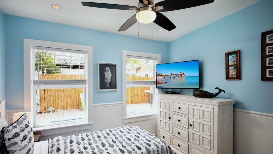 Flat screen TV in the 3rd bedroom...
