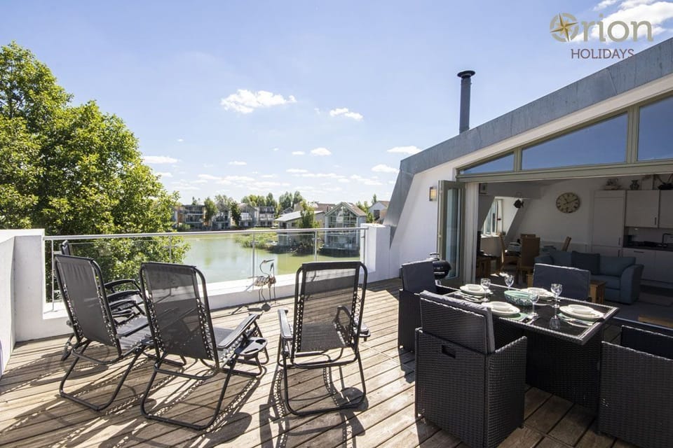 Roof top decking & balcony with lakeviews