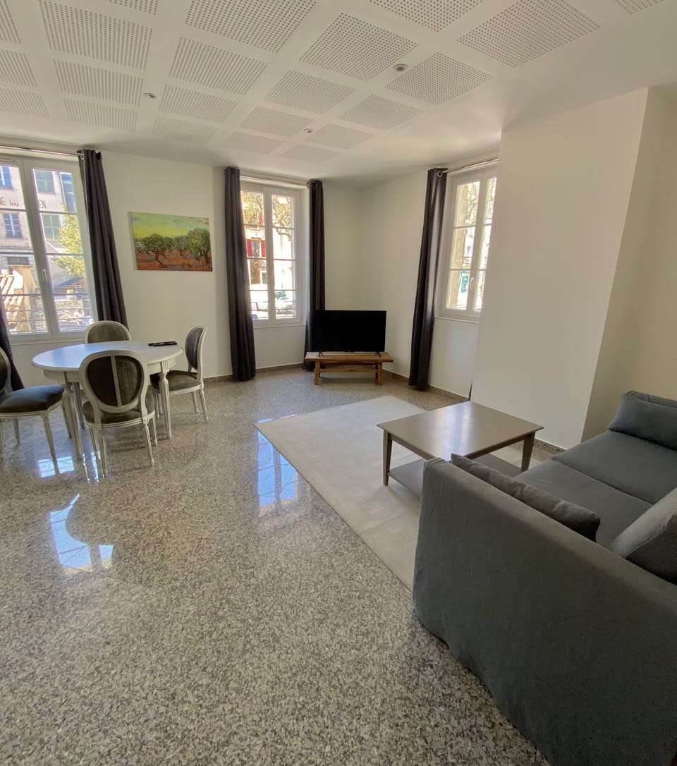 Deluxe Suite | Living area | Smart TV