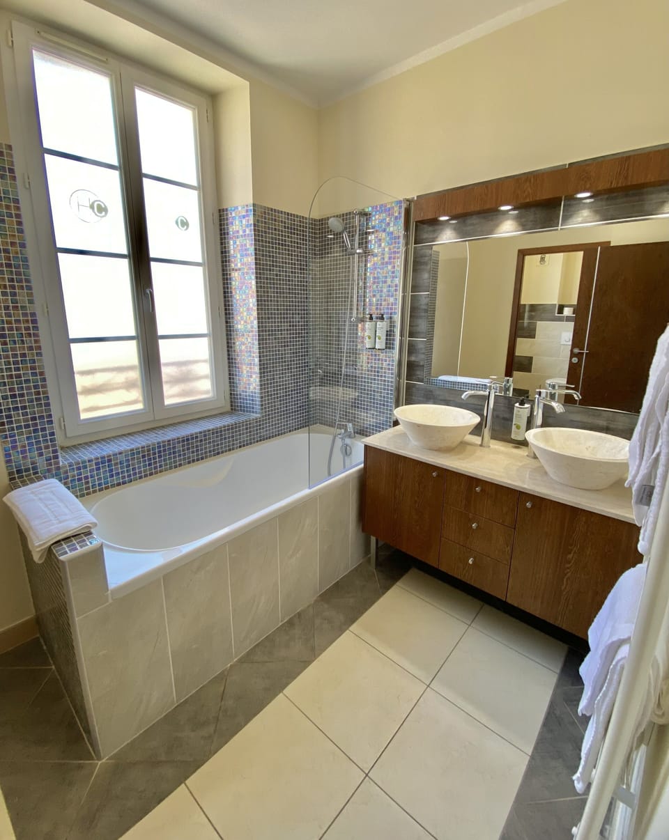 Deluxe Room | Bathroom | Hair dryer, towels, soap, shampoo