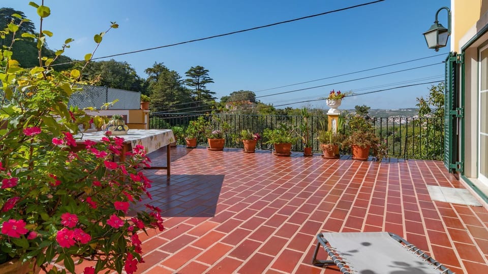 Have an outdoor meal in this sunny terrace.
#outdoor #terrace #portugal #pt #sintra