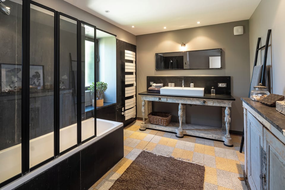 Deluxe Room | Bathroom | Hair dryer, towels, soap, shampoo