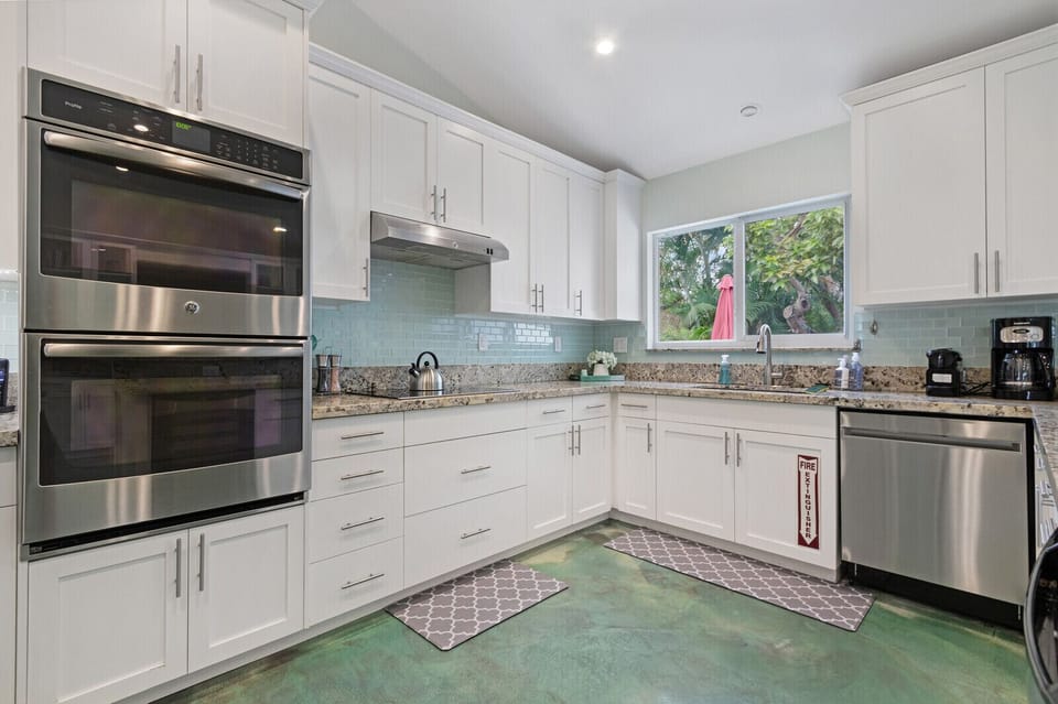 [Kitchen] Fully stocked & equipped
