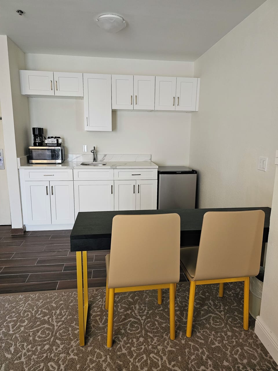 Deluxe Queen Suite | Private kitchenette | Fridge, microwave, coffee/tea maker
