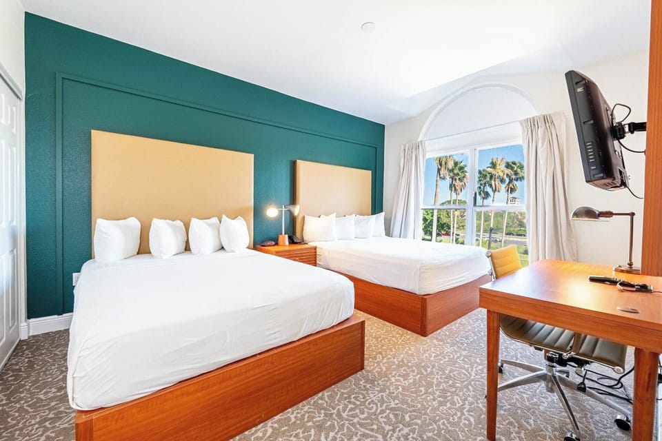 In-room safe, desk, iron/ironing board, bed sheets