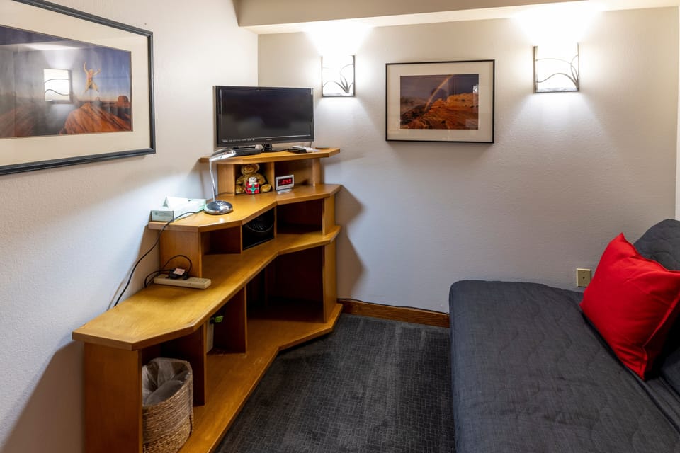 Screen, Furniture, LCD Screen, Flooring, Entertainment Center