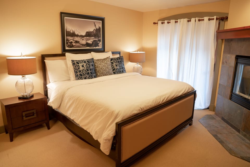 Bedroom, Room, Indoors, Furniture, Bed