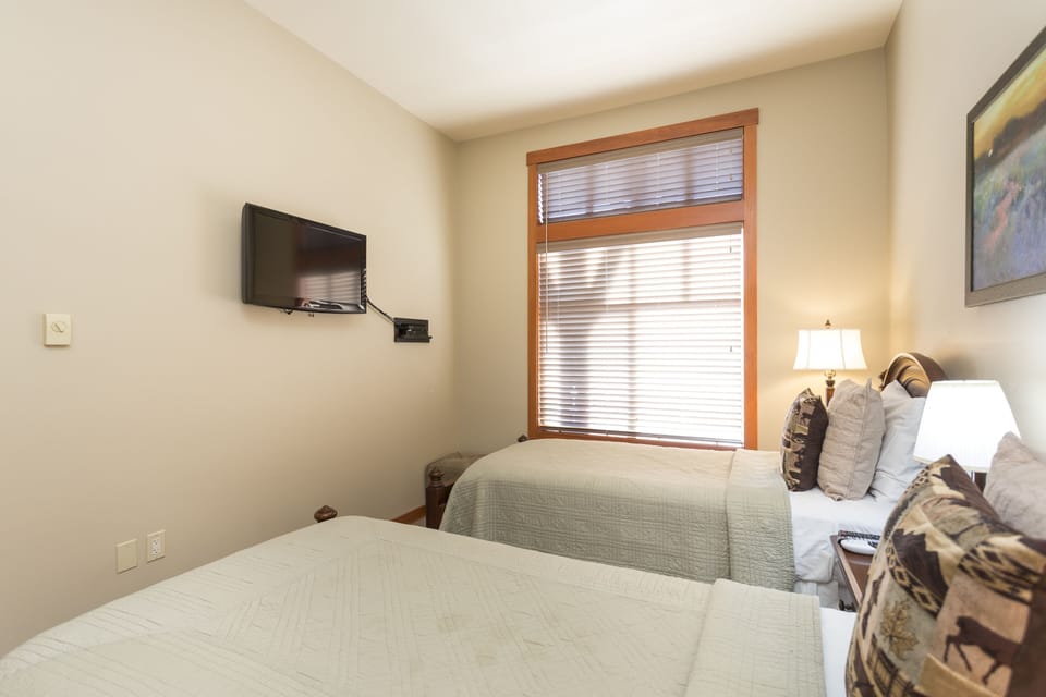 Bedroom, Room, Indoors, Furniture, Screen