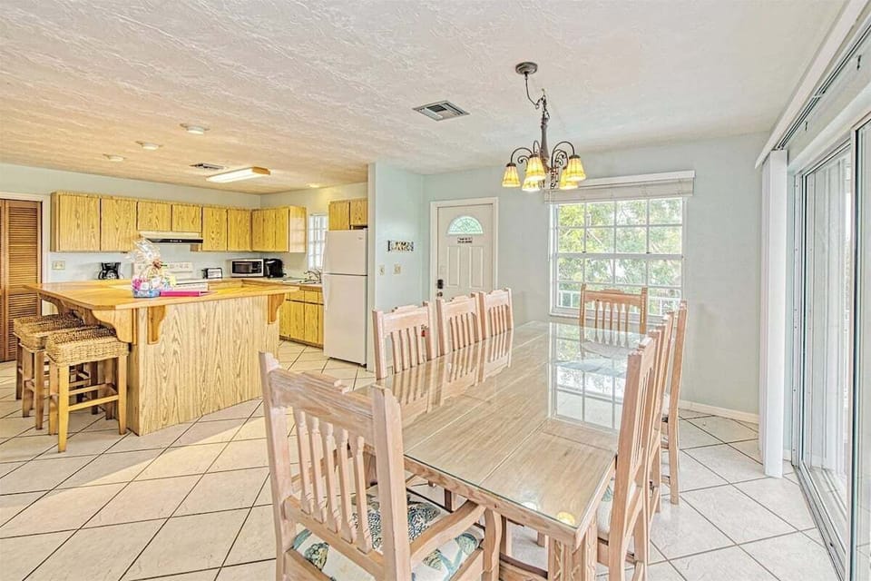 Modern kitchen in Marathon FL vacation rental with full amenities for Florida Keys travelers and families.