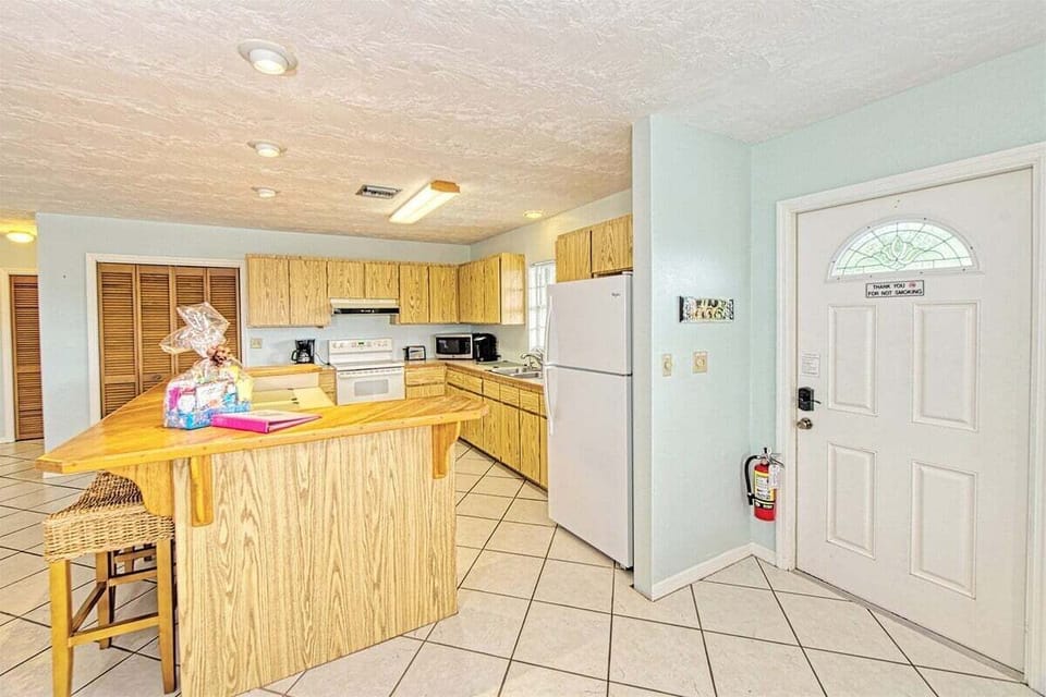 Fully equipped kitchen in Marathon FL vacation home with modern appliances and open layout.