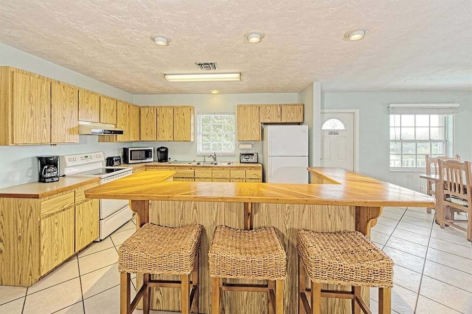 Fully equipped kitchen in Marathon, Florida vacation rental – modern appliances, spacious layout, perfect for extended stays in the Florida Keys