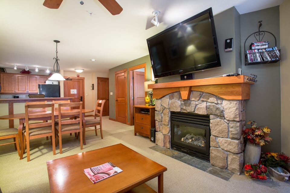 Flooring, Screen, Hardwood, Living Room, Indoors