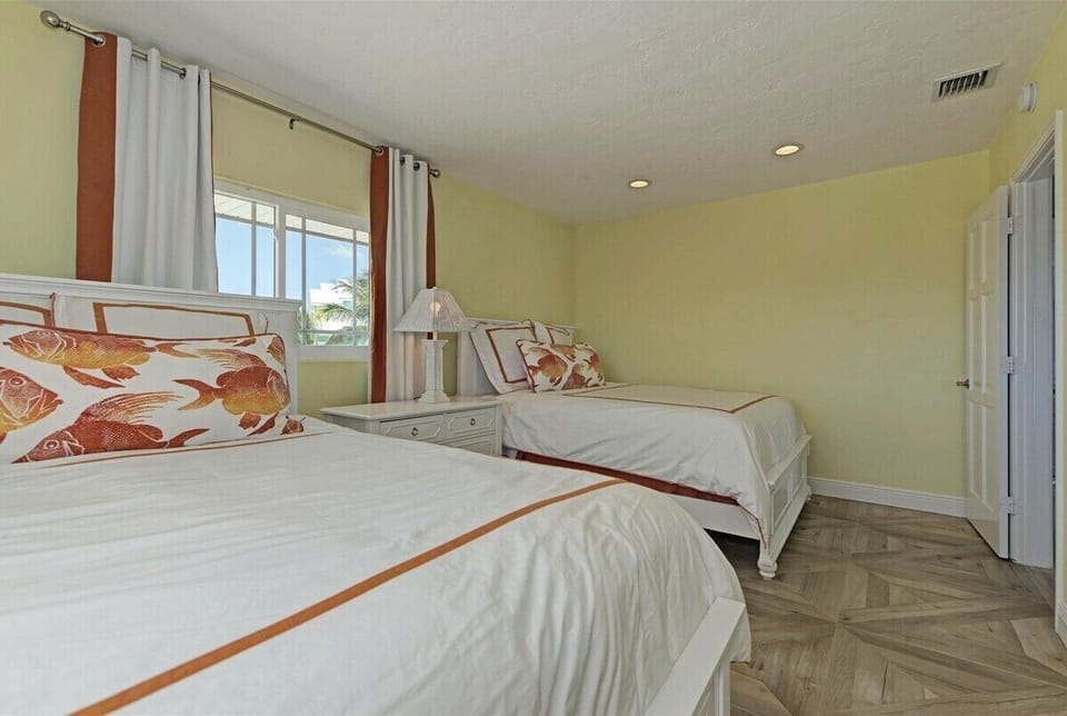 2nd level bedroom 4 with 2 Queens