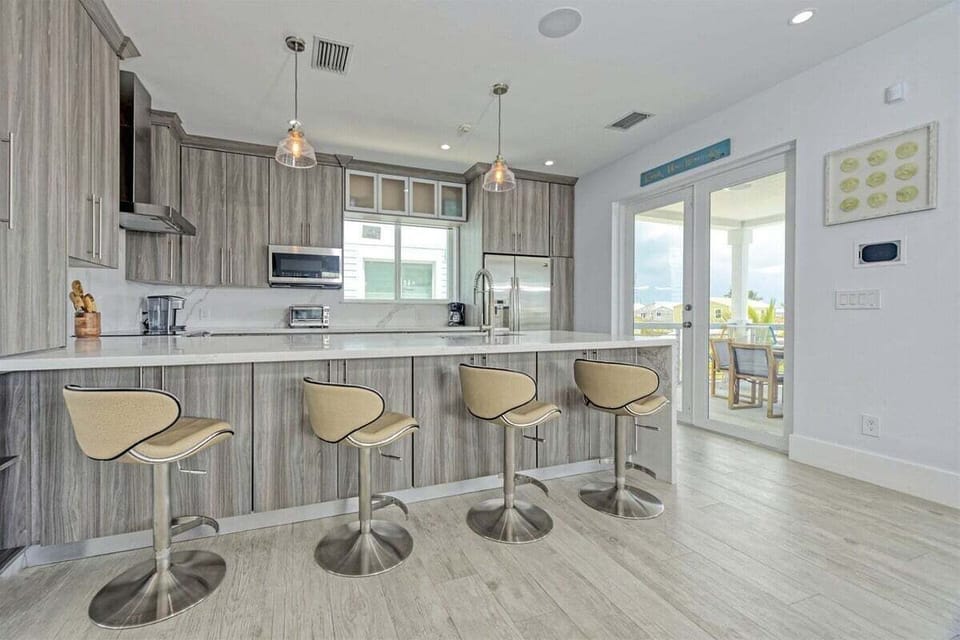 Fully equipped modern kitchen.