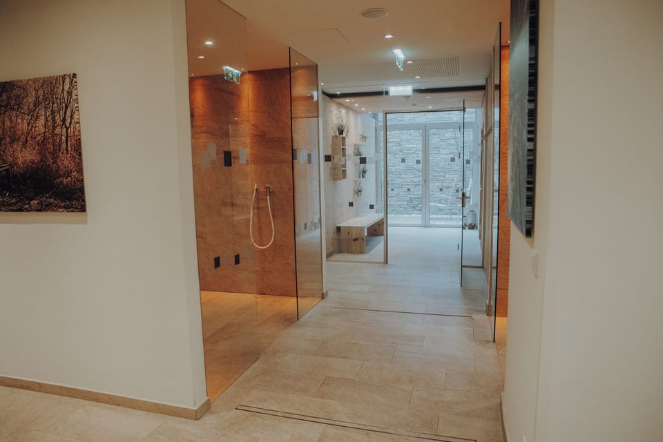 Couples treatment rooms, sauna, steam room, body treatments