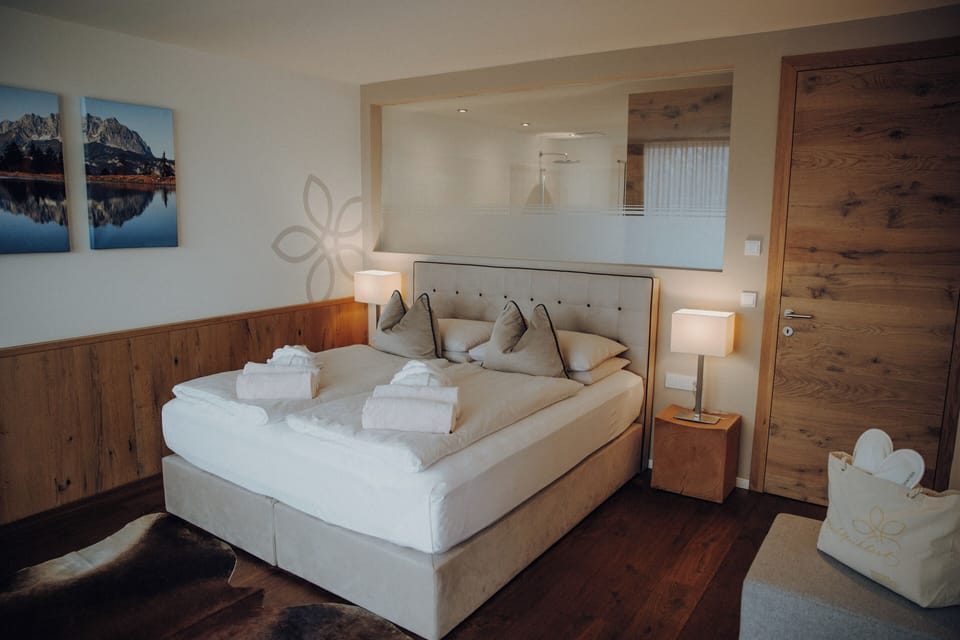 Suite | Hypo-allergenic bedding, in-room safe, individually decorated