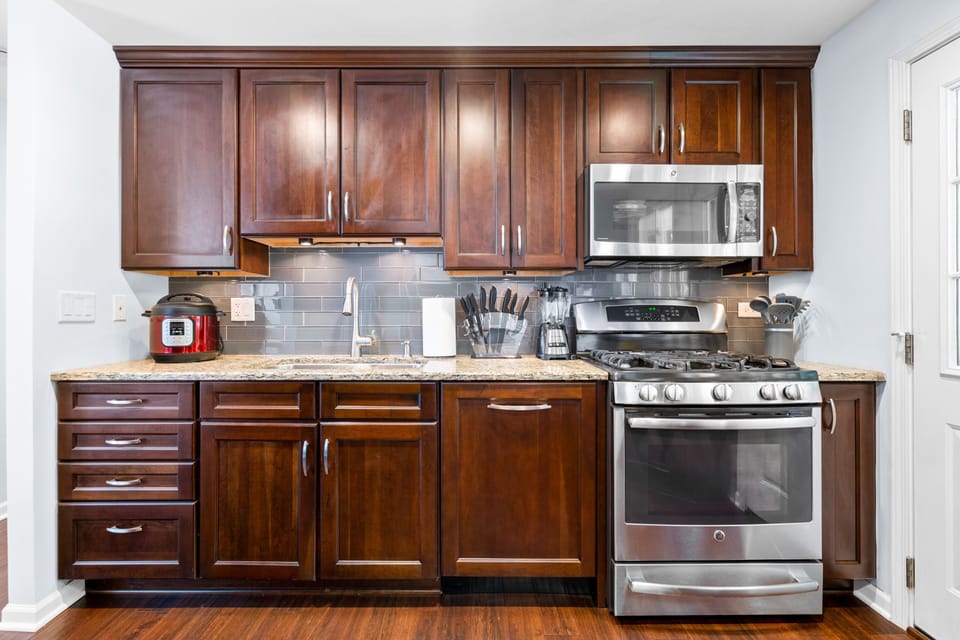 Discover the fully equipped kitchen with all the essentials.