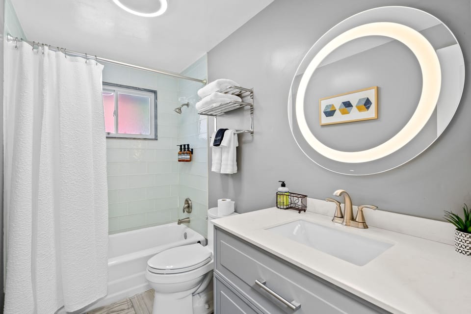 Experience comfort in this well-appointed full bathroom. 