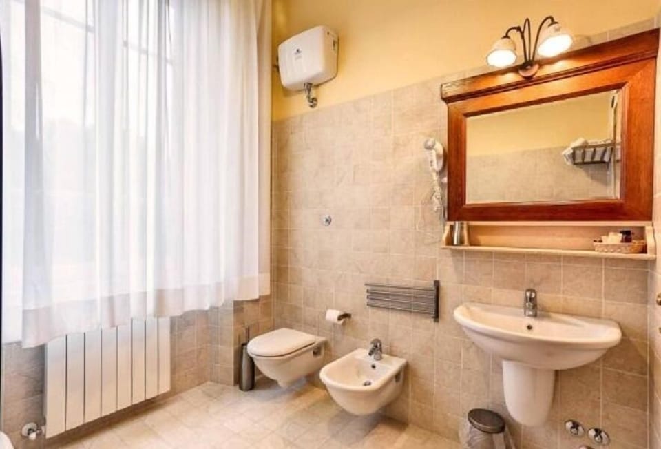 Suite, 2 Double Beds | Bathroom | Free toiletries, hair dryer, bidet, towels