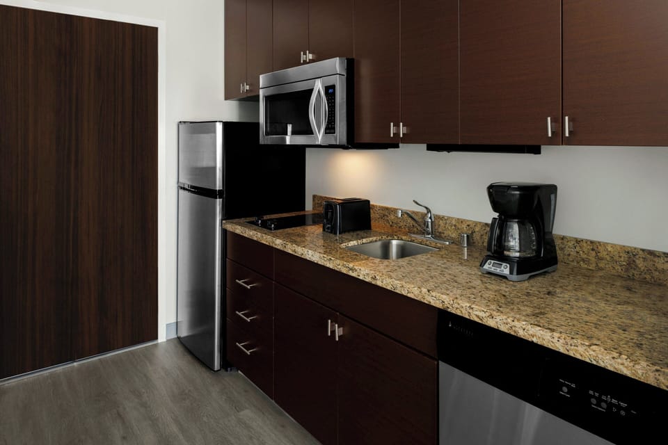 Full-size fridge, microwave, stovetop, dishwasher