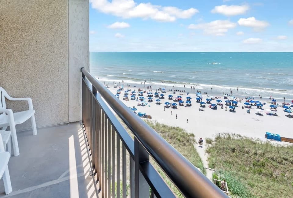 Balcony with Amazing Views of the Ocean☀️
