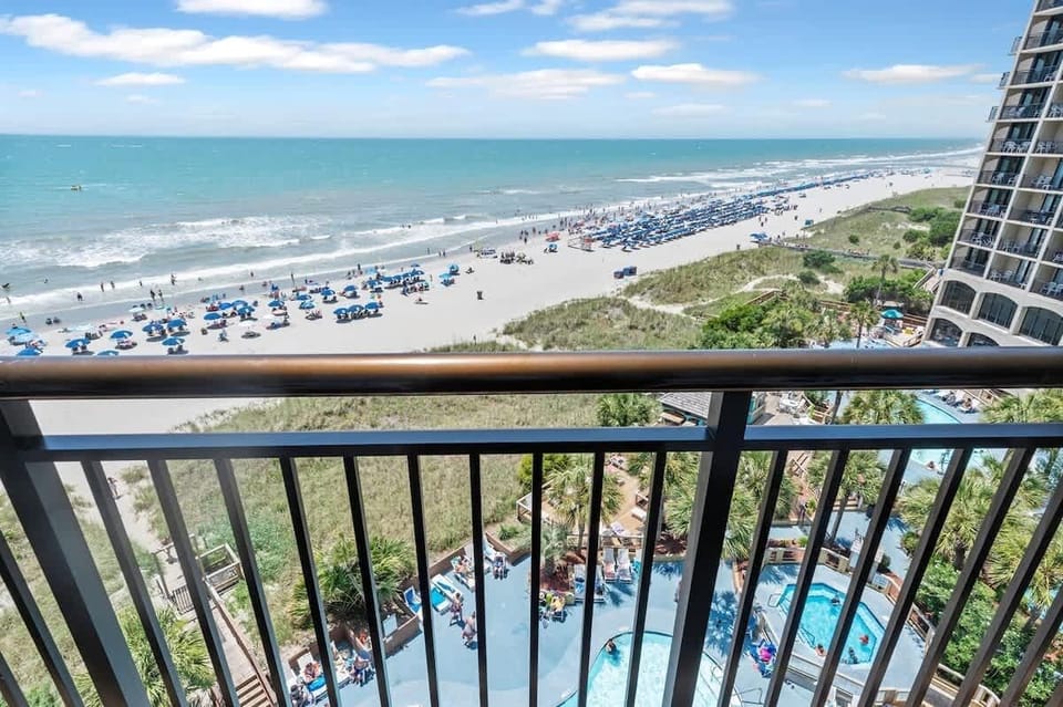 Balcony with Amazing Views of the Ocean☀️