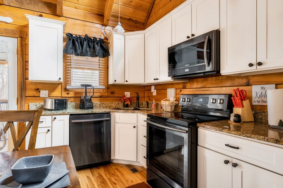 Fully equipped kitchen with everything you need for a great family meal! 