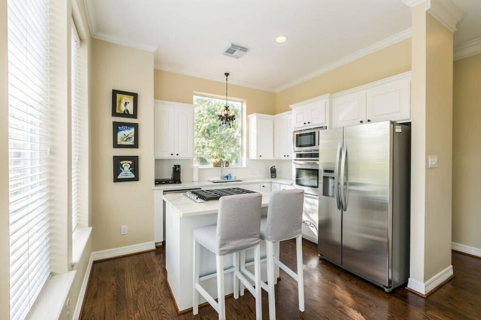 Kitchen w/ Island