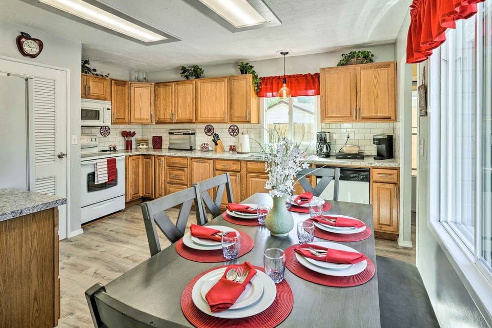 Dining Area | Dishware/Flatware Provided