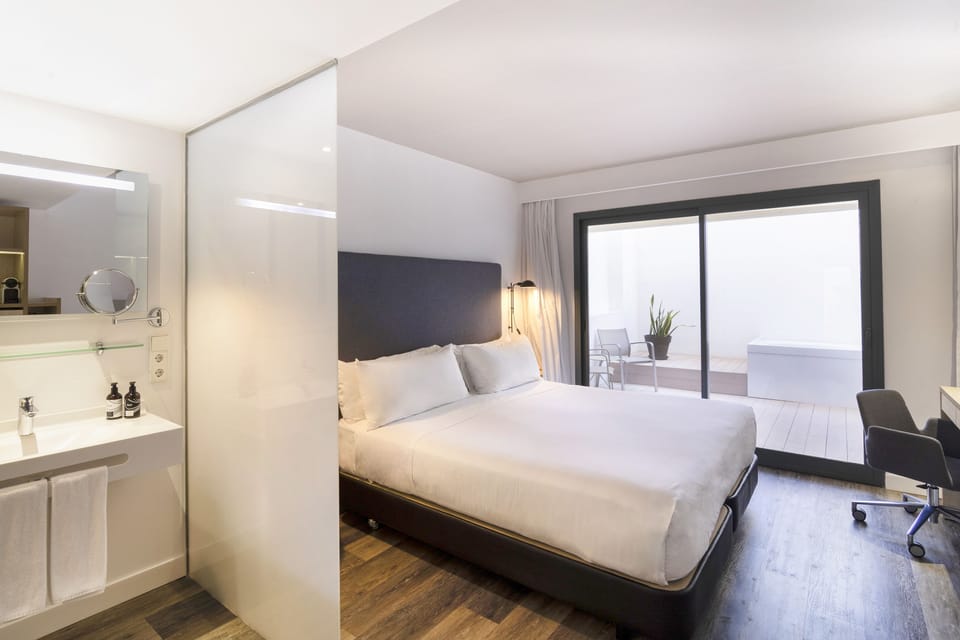 Premium Room (Whirlpool - Innside) | Free minibar items, in-room safe, desk, laptop workspace