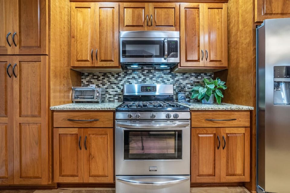 Functional Kitchen with Ample Storage – Perfect for Home-Cooked Meals While Traveling