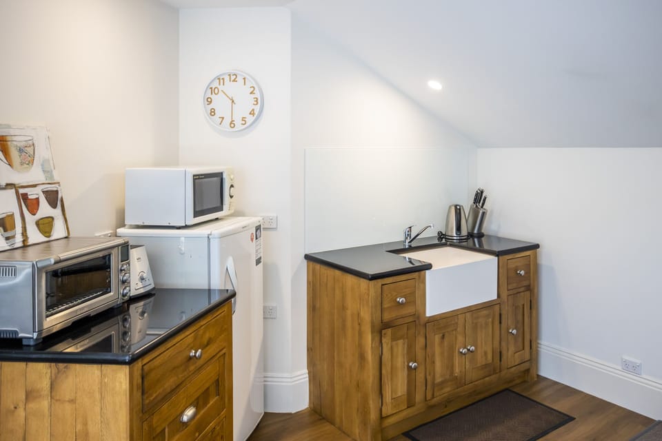 The kitchenette with some cooking facilities. 