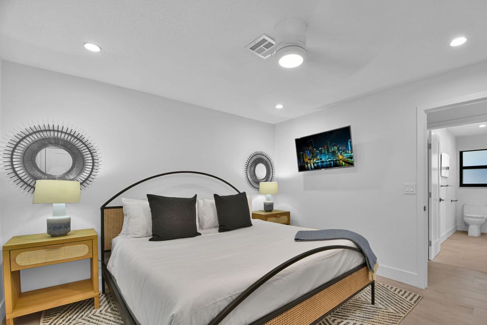 Bed 2
King Bed
Shares Bathroom with Bed 3 (twin beds)