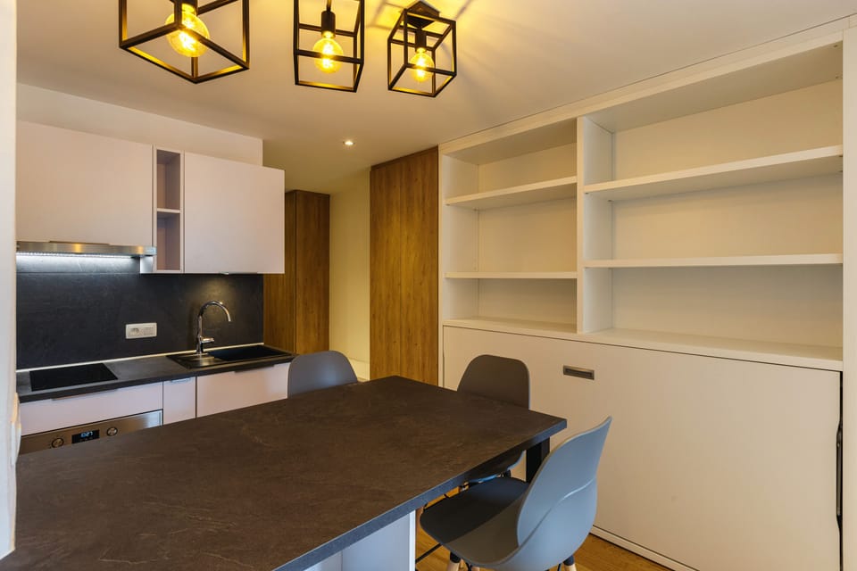 Breakfast bar in kitchen area