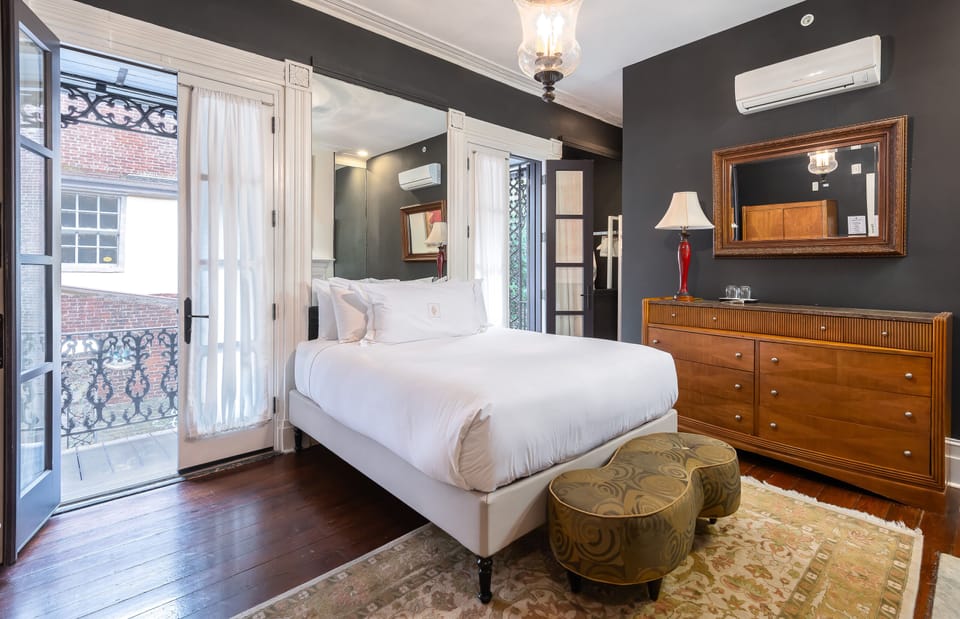 Signature Room, 1 Queen Bed, Balcony, Garden View | Premium bedding, down comforters, individually decorated