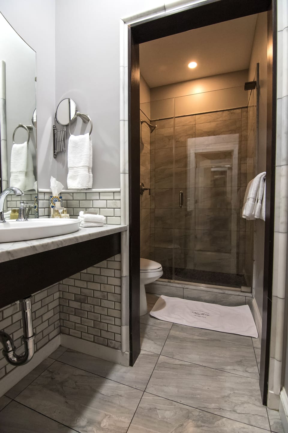 Signature Room, 1 Queen Bed, Balcony, Garden View | Bathroom | Designer toiletries, hair dryer, bathrobes, towels