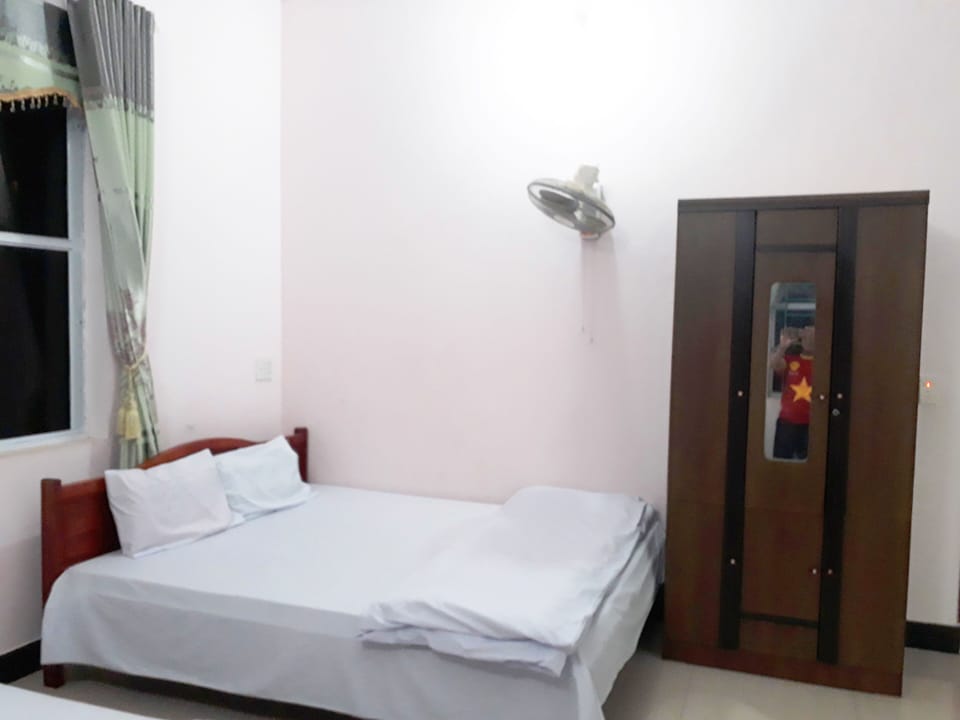 Desk, laptop workspace, WiFi (free), bed sheets