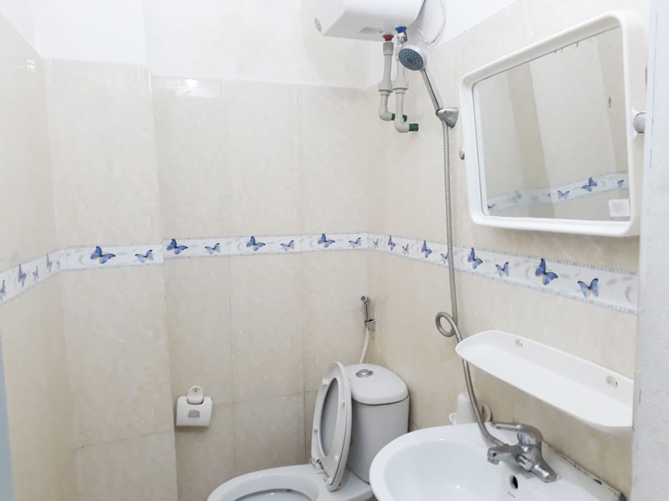Combined shower/tub, rainfall showerhead, hair dryer, towels