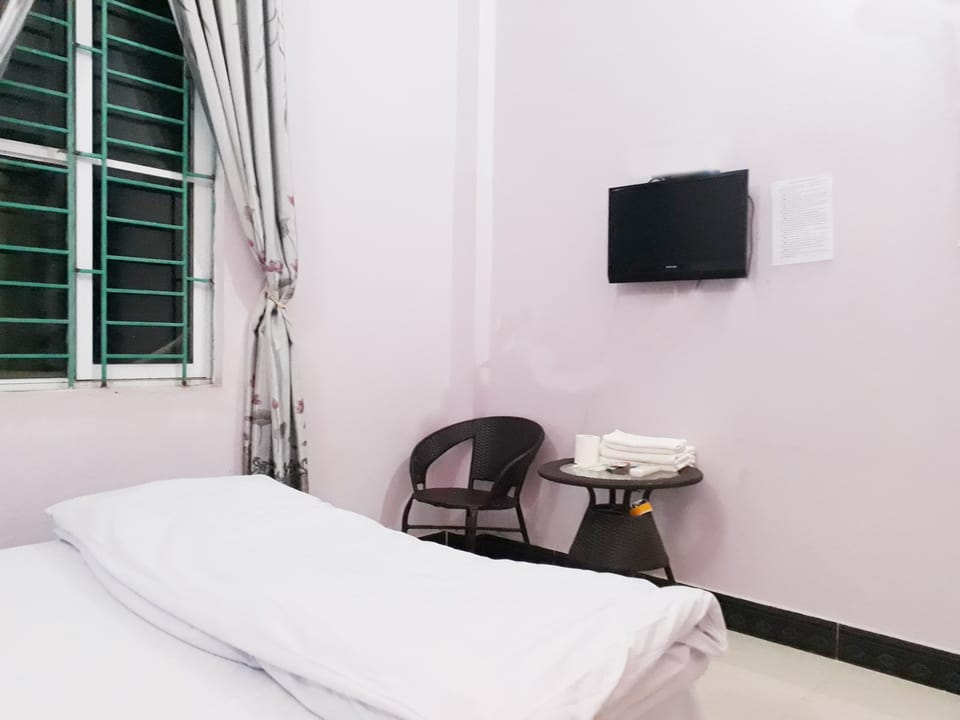 Desk, laptop workspace, WiFi (free), bed sheets