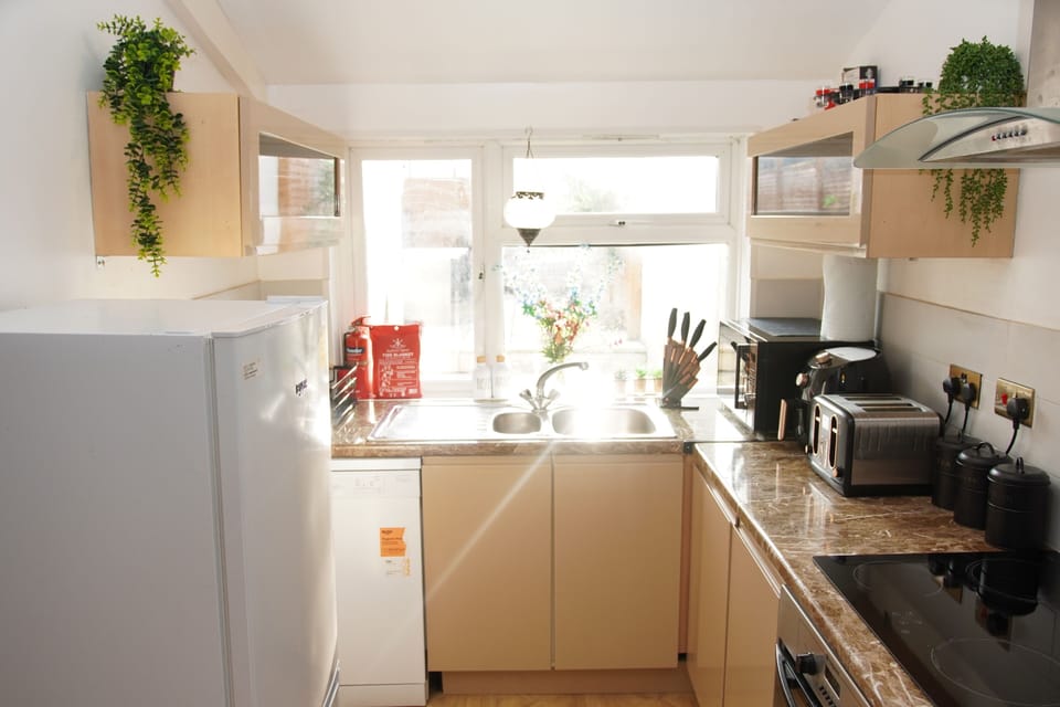 House | Private kitchen | Fridge, microwave, oven, stovetop