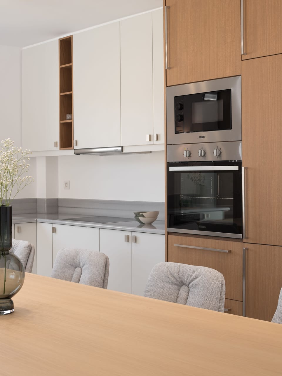 An aspect of the amazing kitchen and dinning area. 