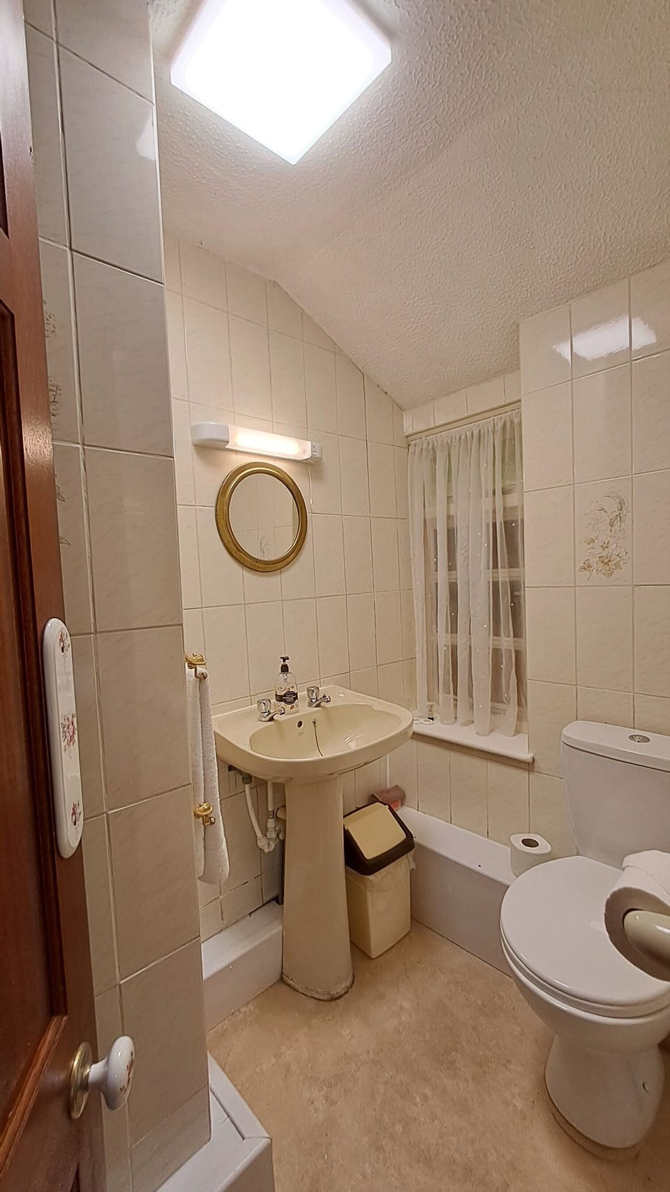 Economy Double Room | Bathroom | Shower, hair dryer, towels, soap