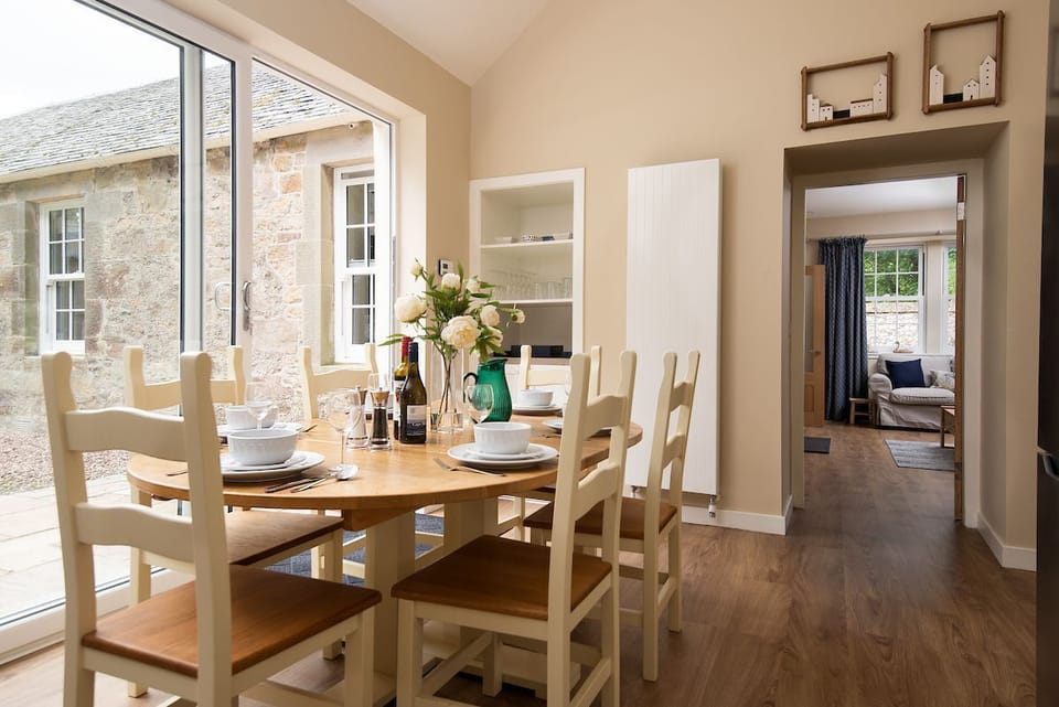 The Coach House, Kingston - dining table seating up to six guests